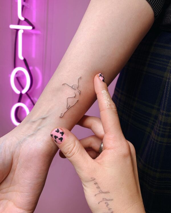 21 Stylish Wrist Tattoo Ideas for Women - StayGlam