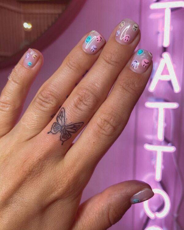 Butterfly finger tattoo Number two  Projetos dedo tatuagem Tatuagem no  dedo Tatuagem de borboleta no ombro